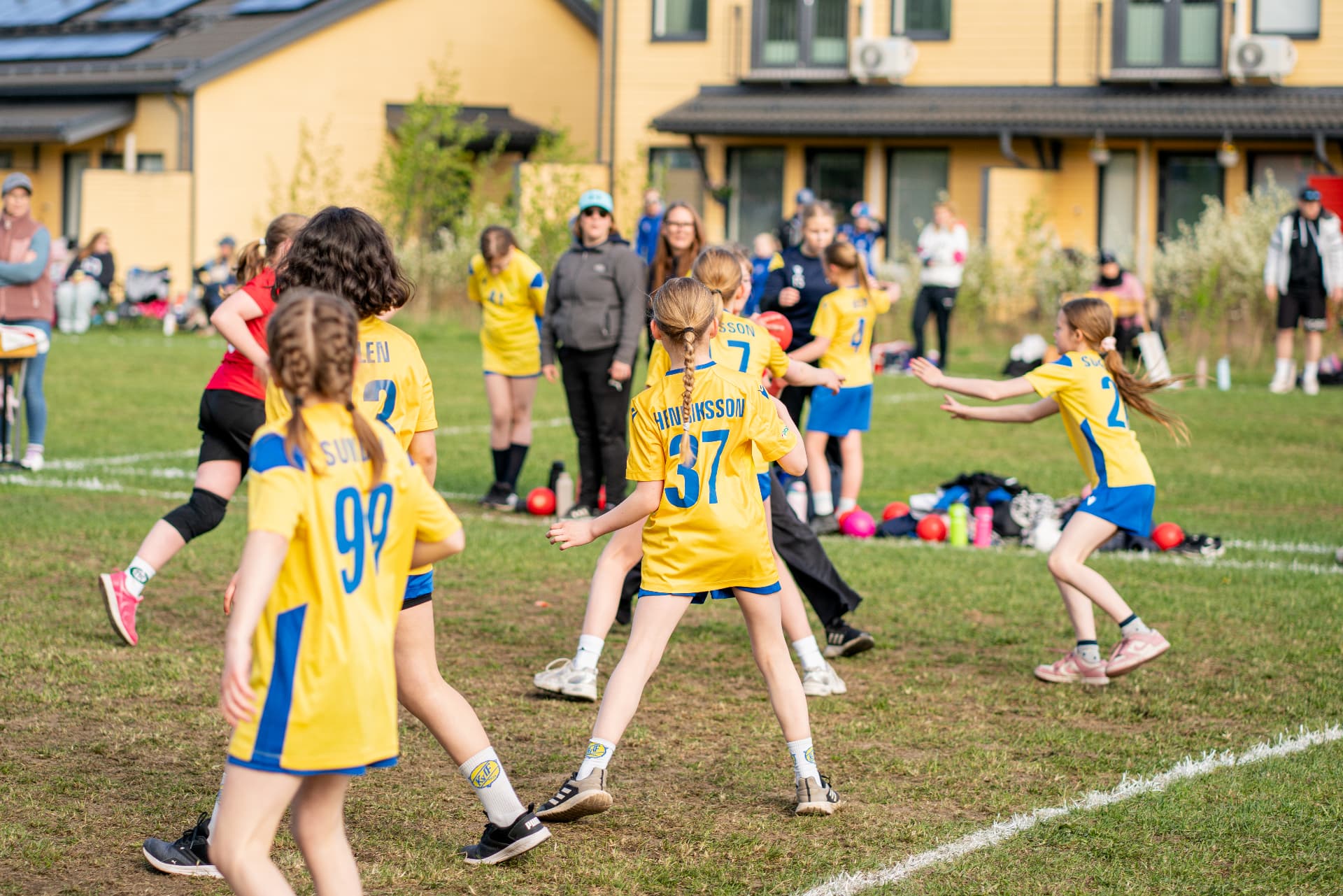 KyIF:s flicklag i spel på gräsplanen under Sjundeå Cup