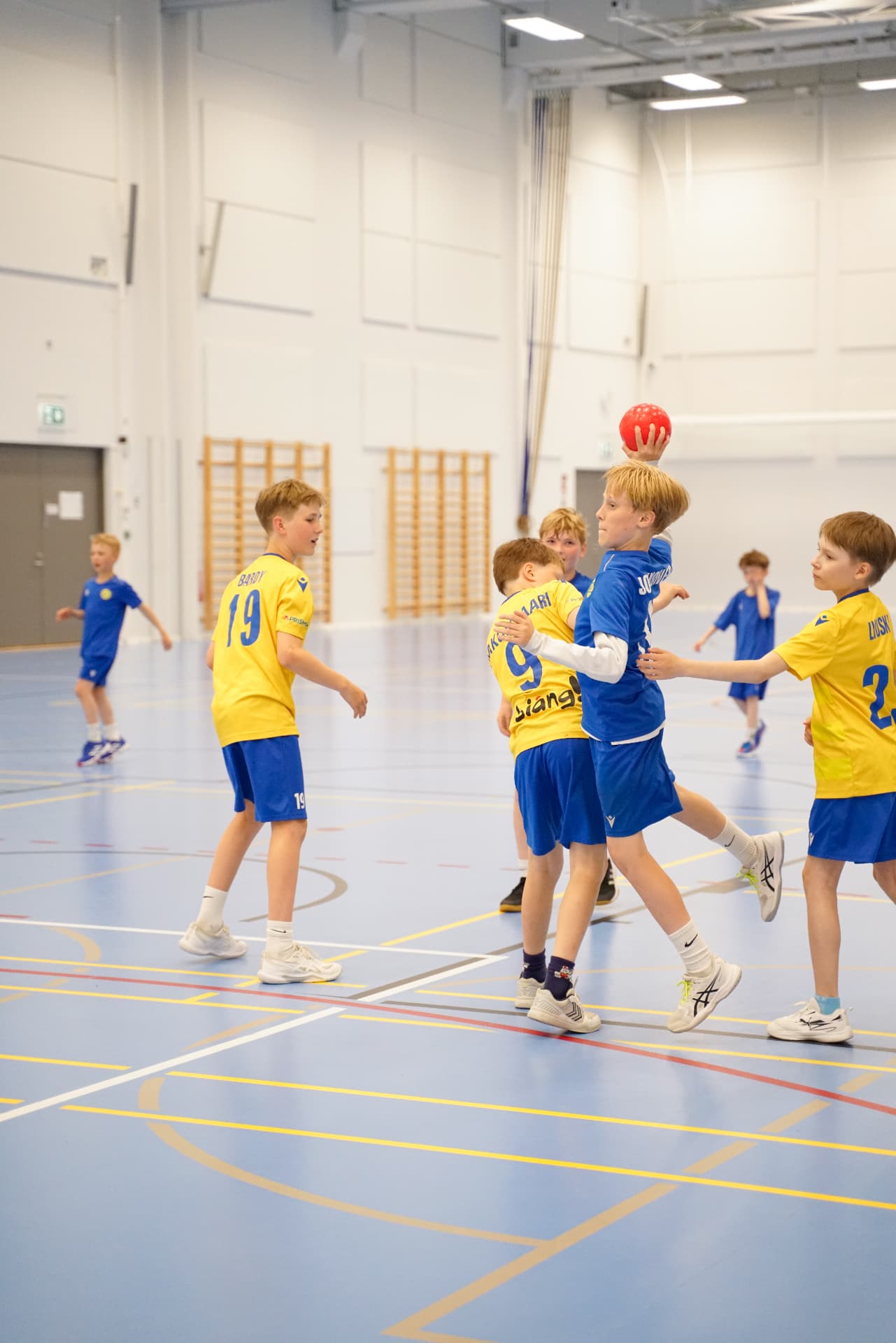 Match i hallen mellan KyIF-lag i gult och blått