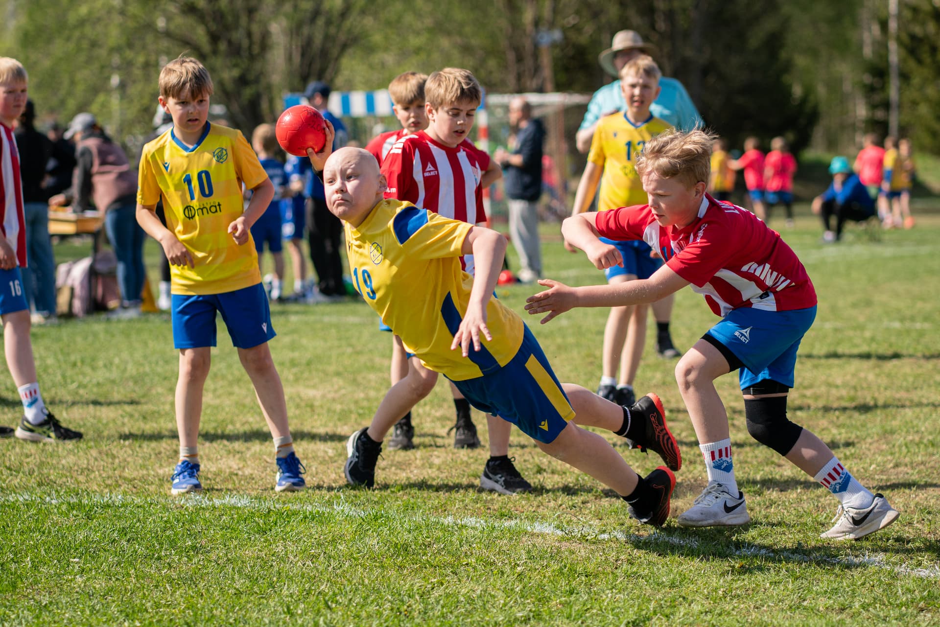 KyIF-spelare i närkamp under Sjundeå Cup