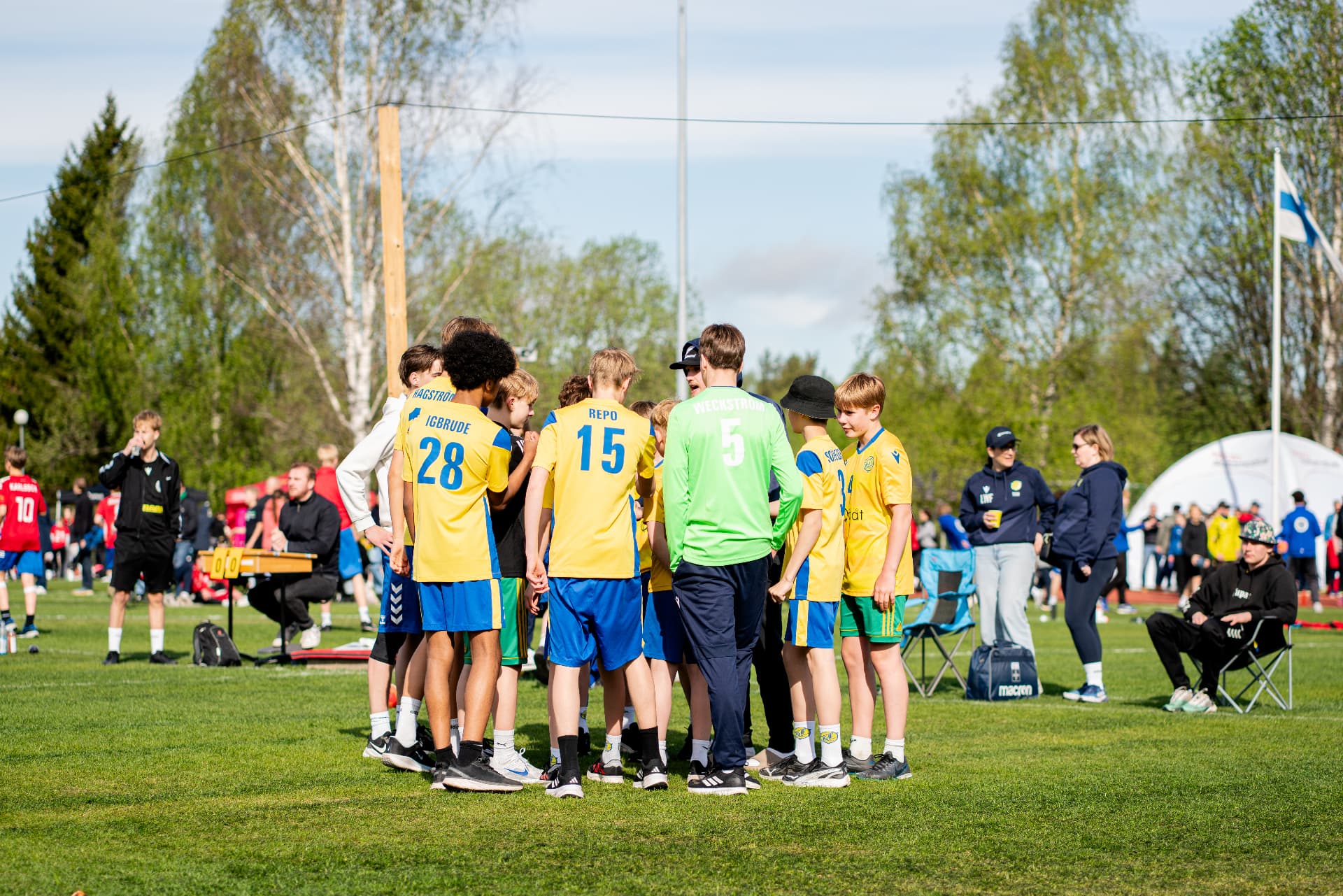 KyIF-lag samlas kring tränaren under Sjundeå Cup