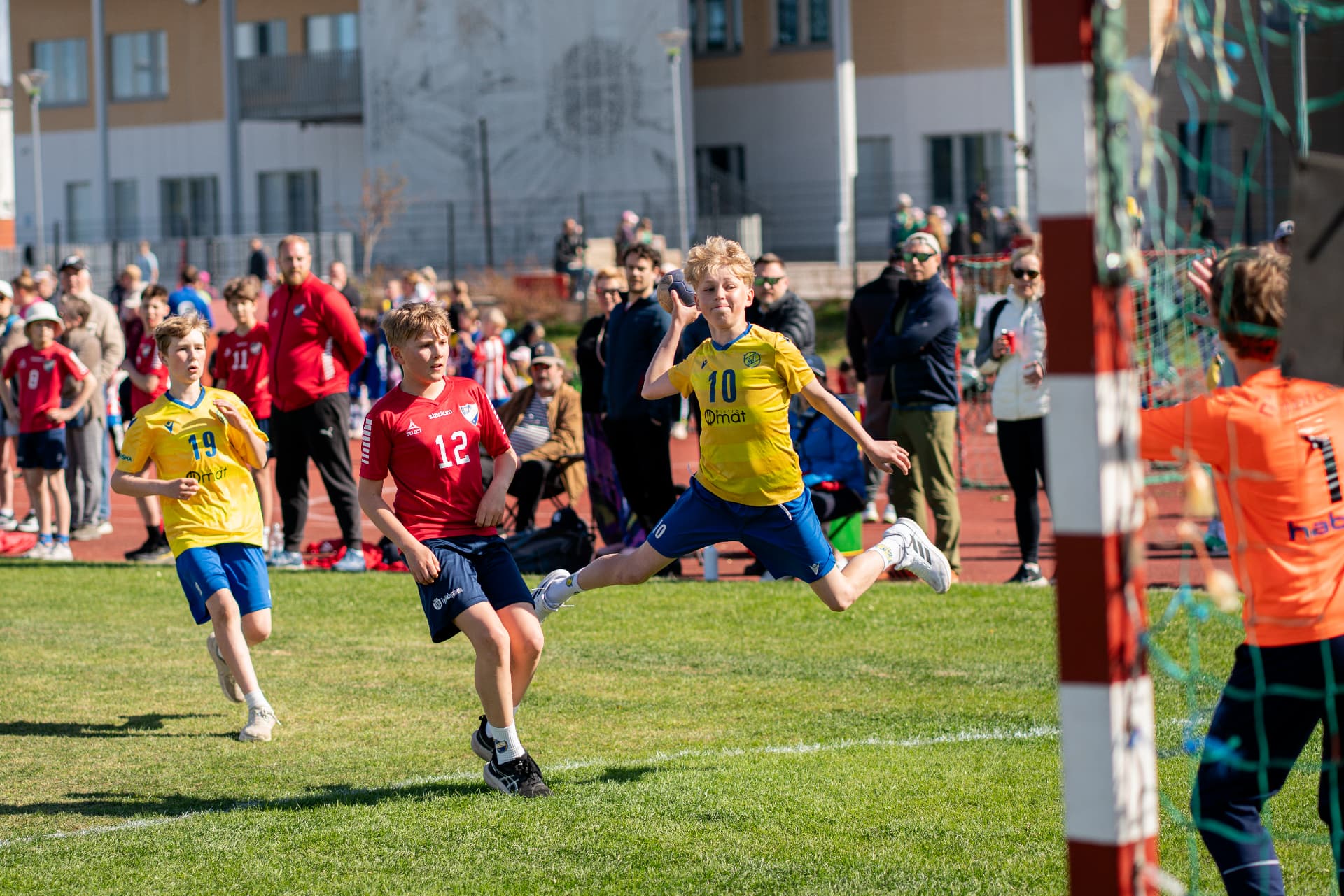 KyIF-spelare avslutar i luften mot målvakten