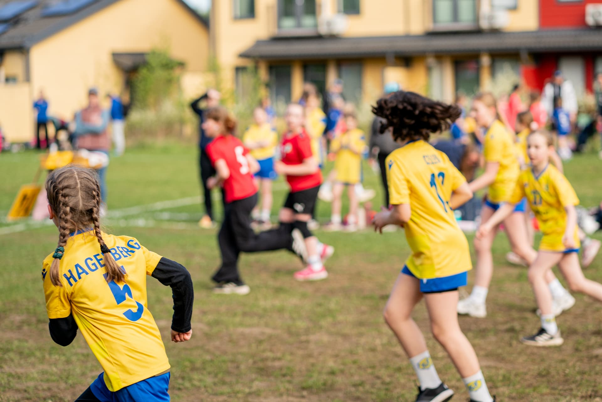 KyIF-spelare springer uppvärmning på Sjundeå Cup